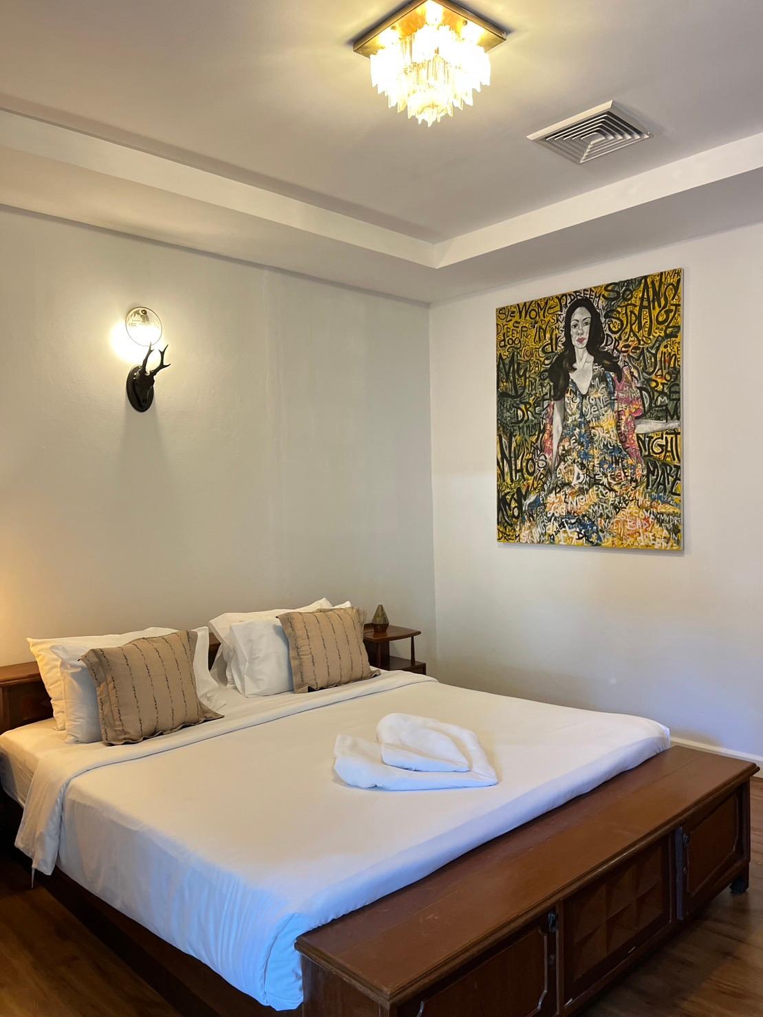 Retronist, King Bed, Pool View