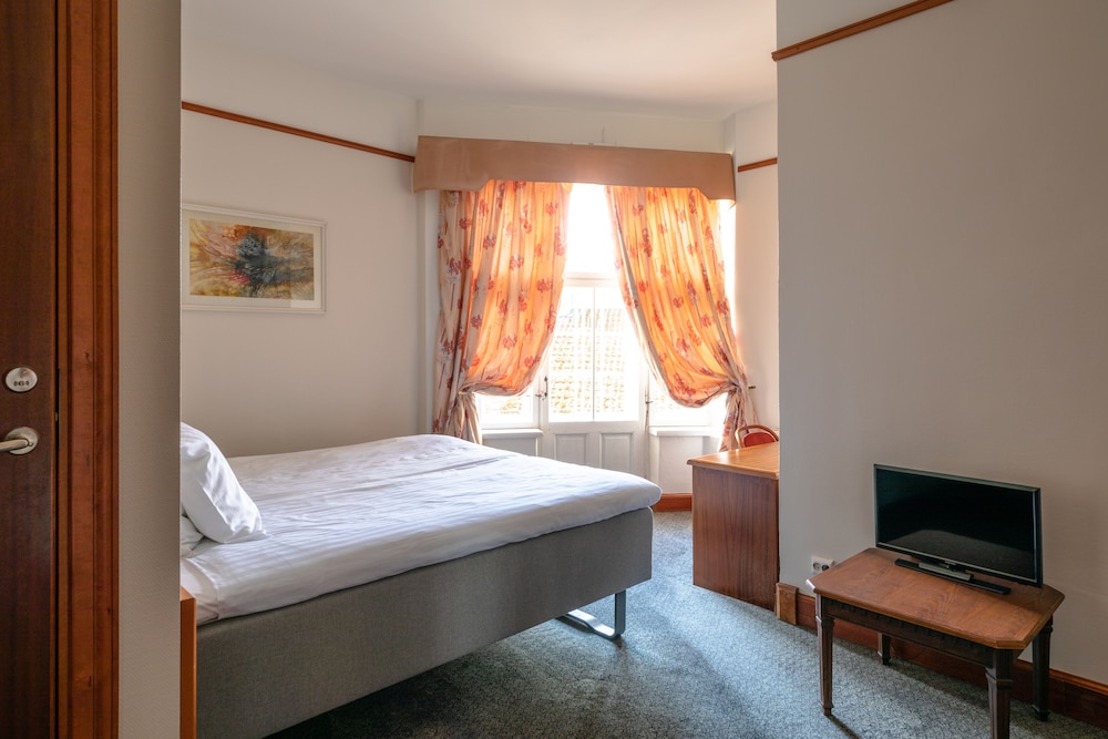 Victoria Hotel 15/49