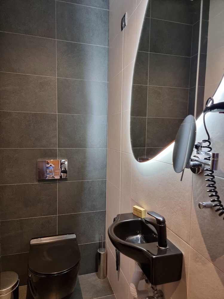 Manifest Boutique Hotel 48/50