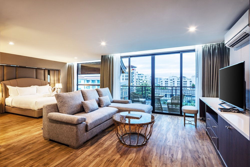 Grand Sala Thai 10/50
