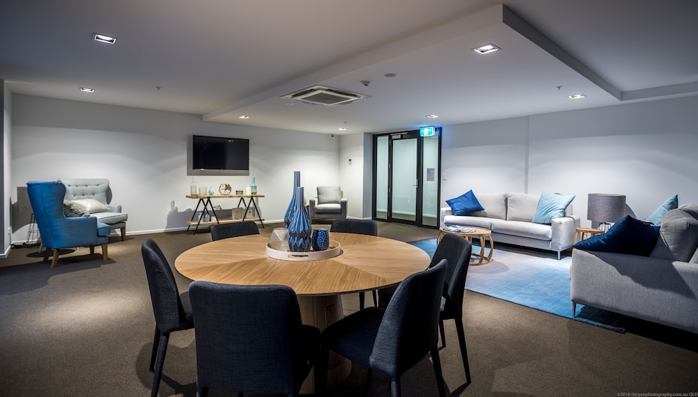 Synergy Broadbeach 40/52