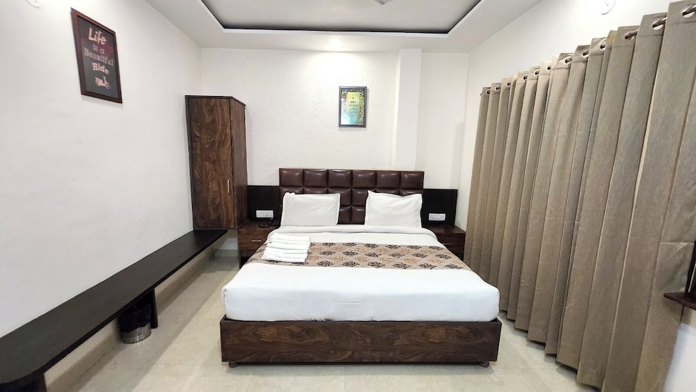 HOTEL KRISHNAS 29/59