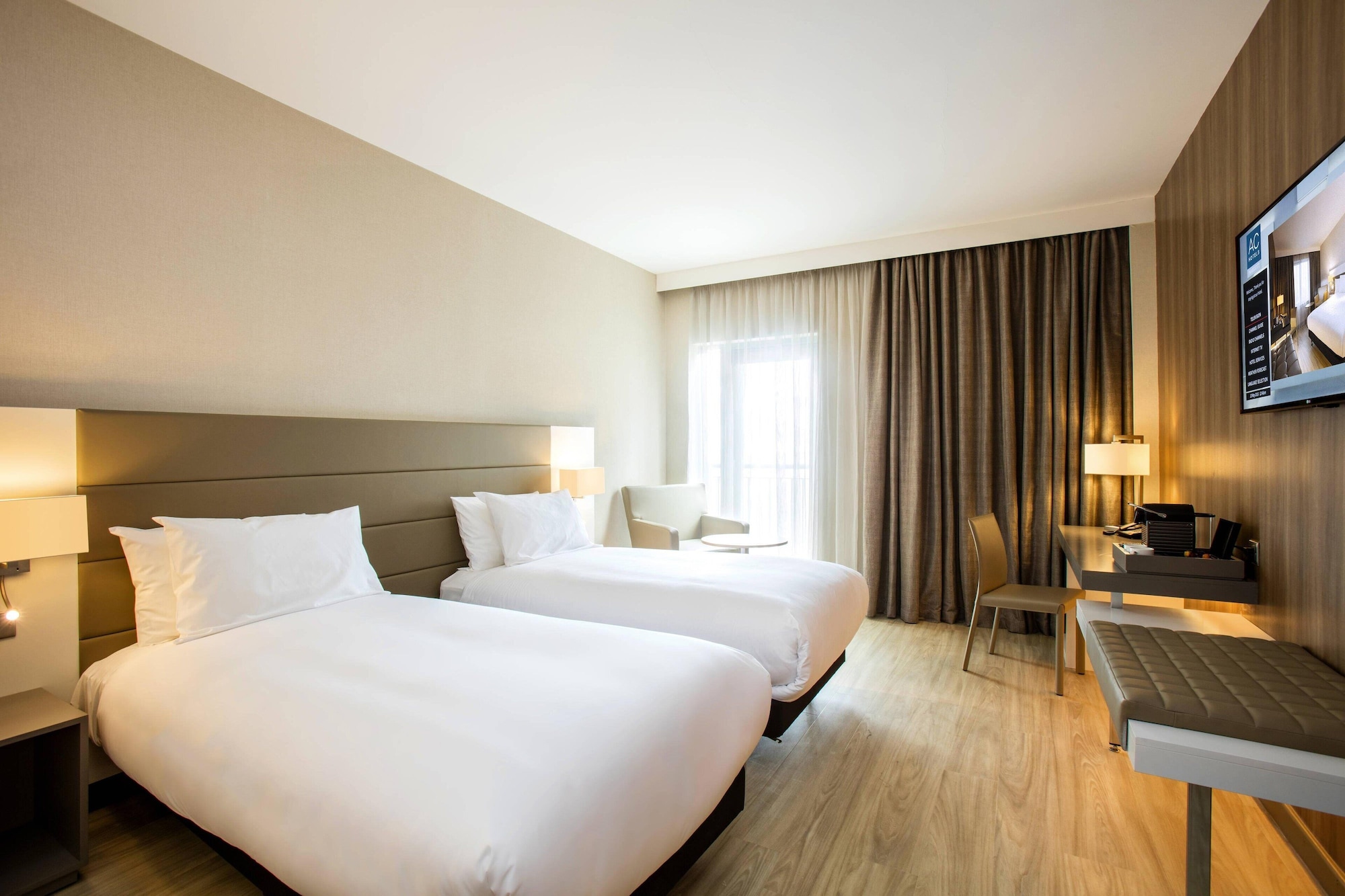 DELUXE, TWIN BEDS