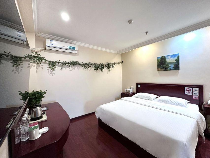 GUEST ROOM, DOUBLE BED, NO WINDOW