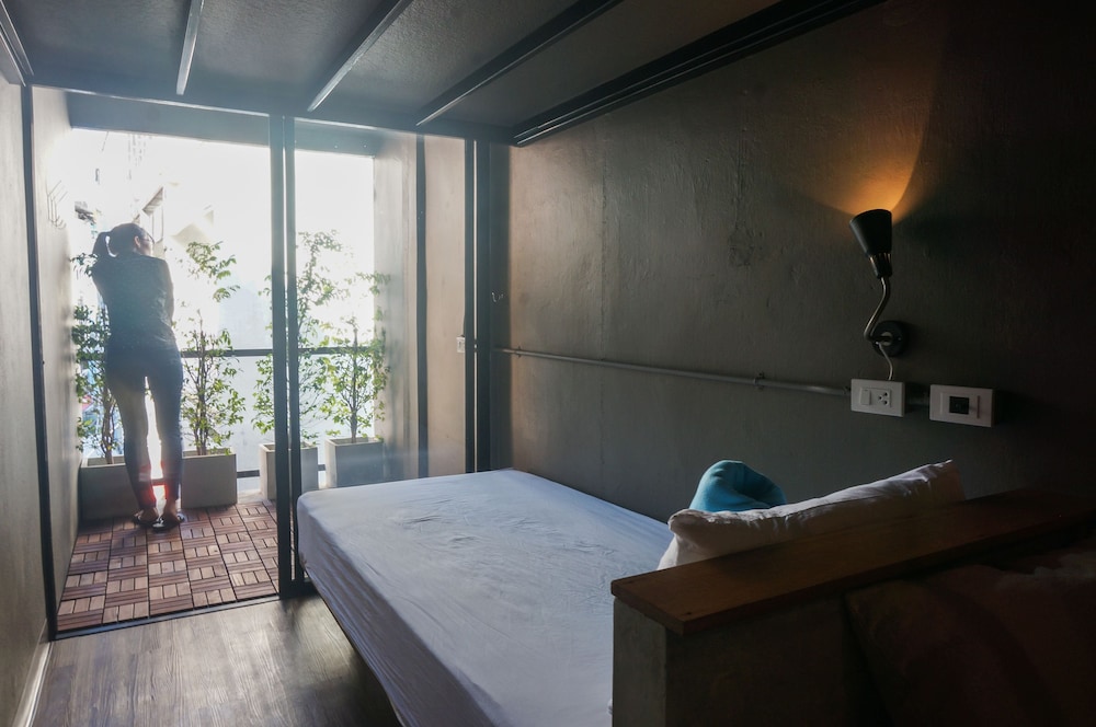 In A Box Hostel 30/65