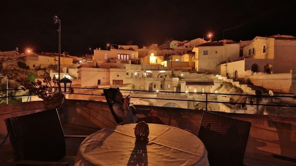 Jerveni Cave Hotel 41/47