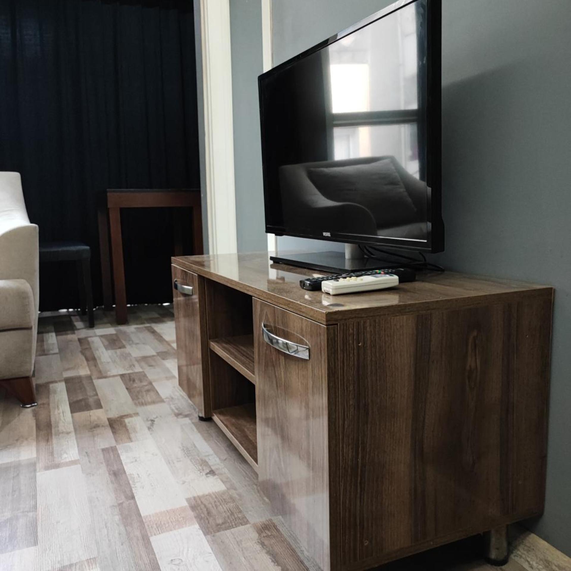 Smyrna Homes & Suits 25/33