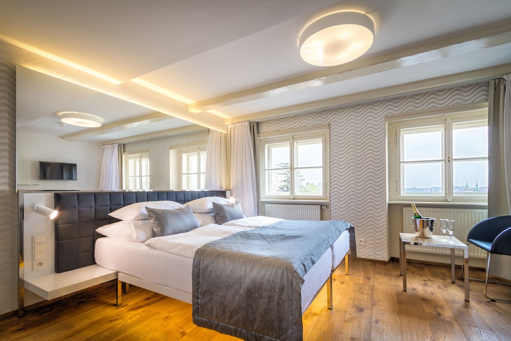 Hotel Golden Star 24/69