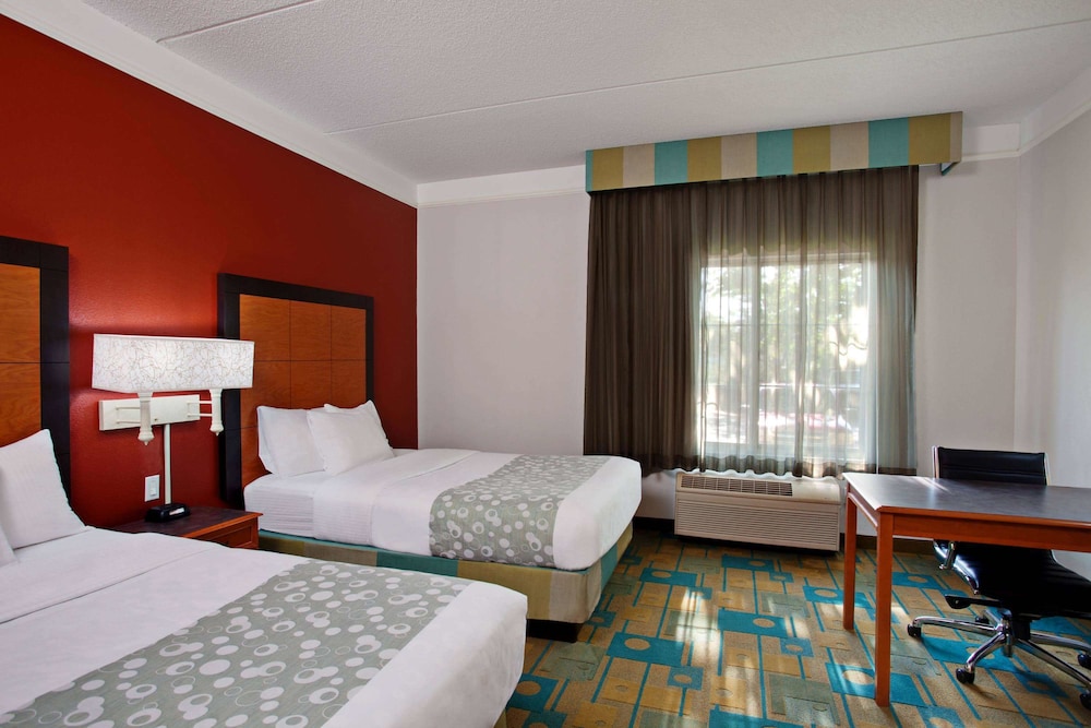 La Quinta Inn Suites Winston Salem 26/64