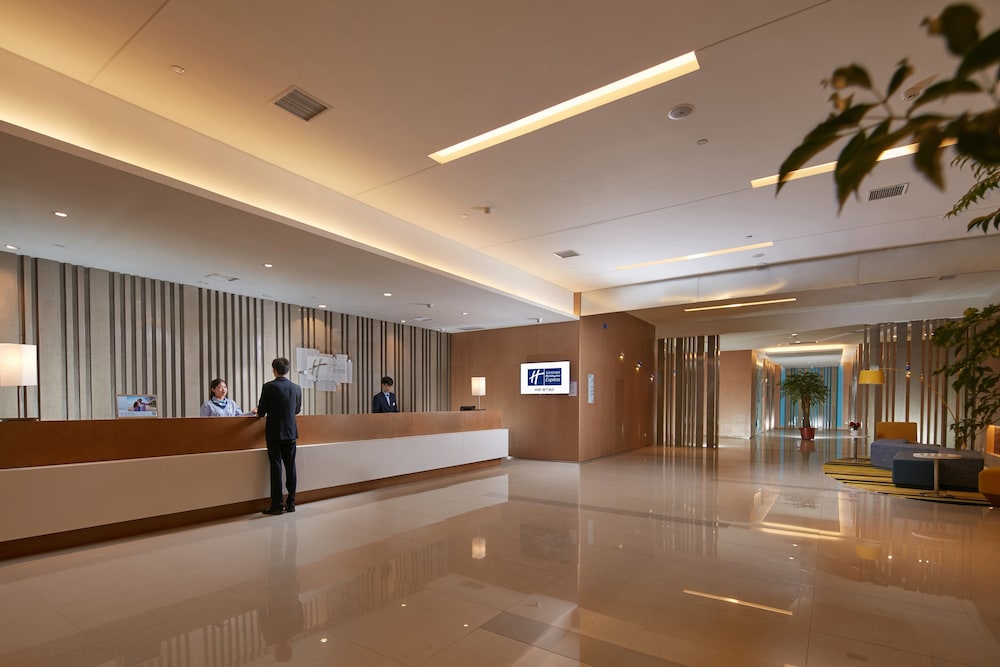 HOLIDAY INN EXPRESS LUOYANG YICHUAN 4/56