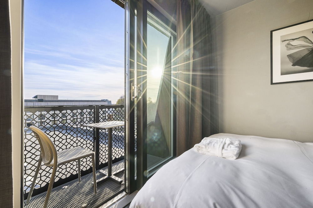 Courtyard, Queen Bed, Balcony