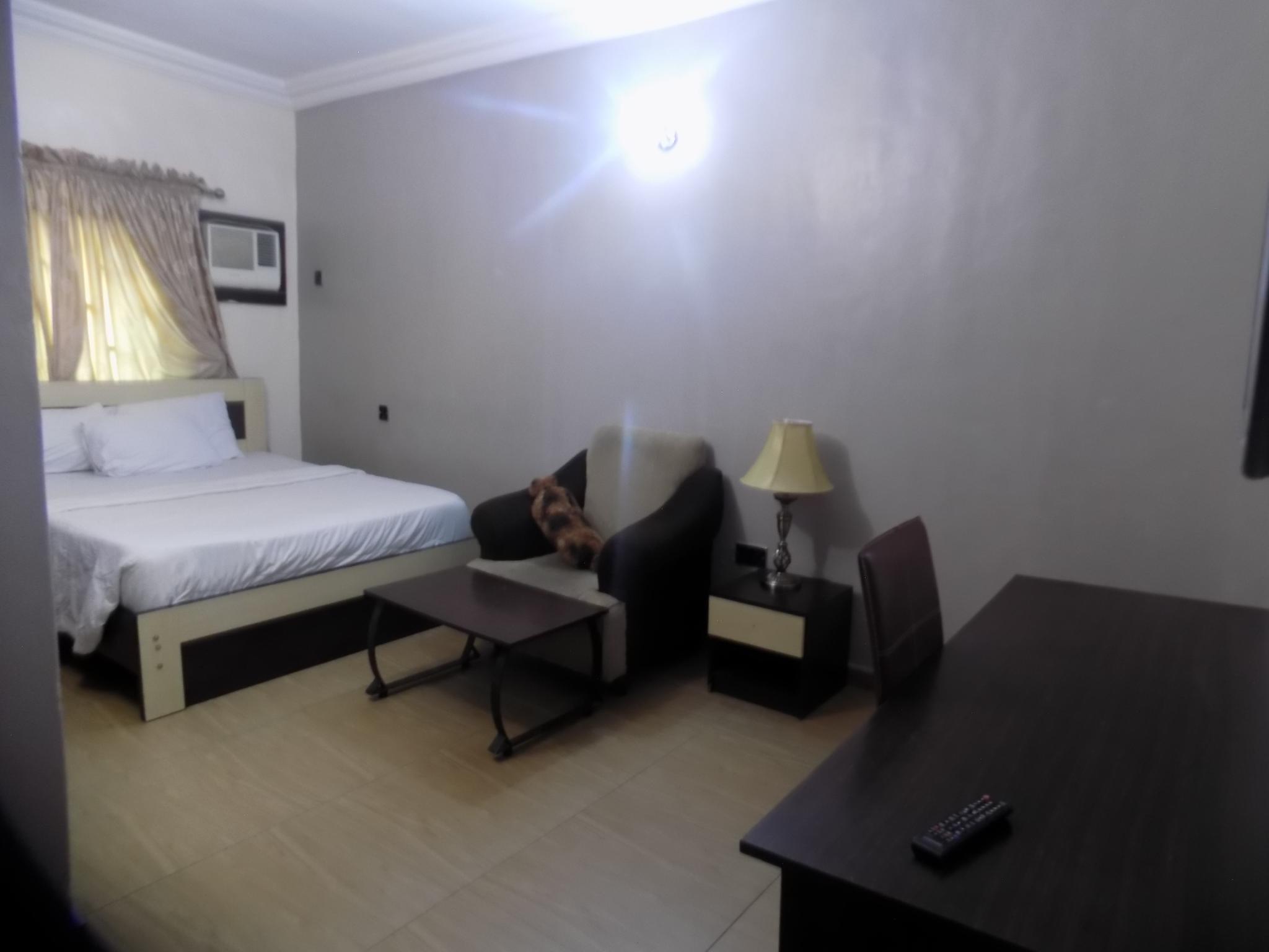 Moongate Hotel And Suites 3/6