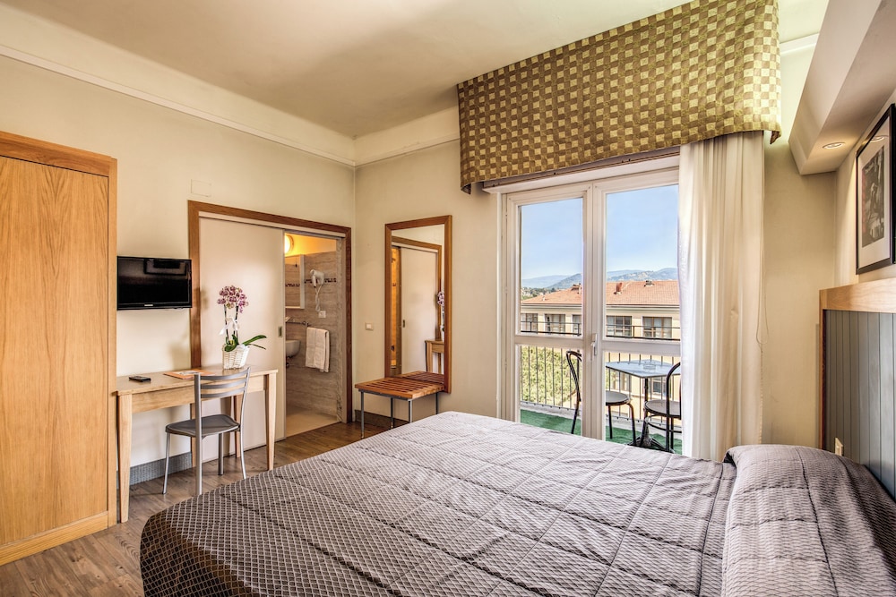 ROOM, DOUBLE OR TWIN BED, BALCONY