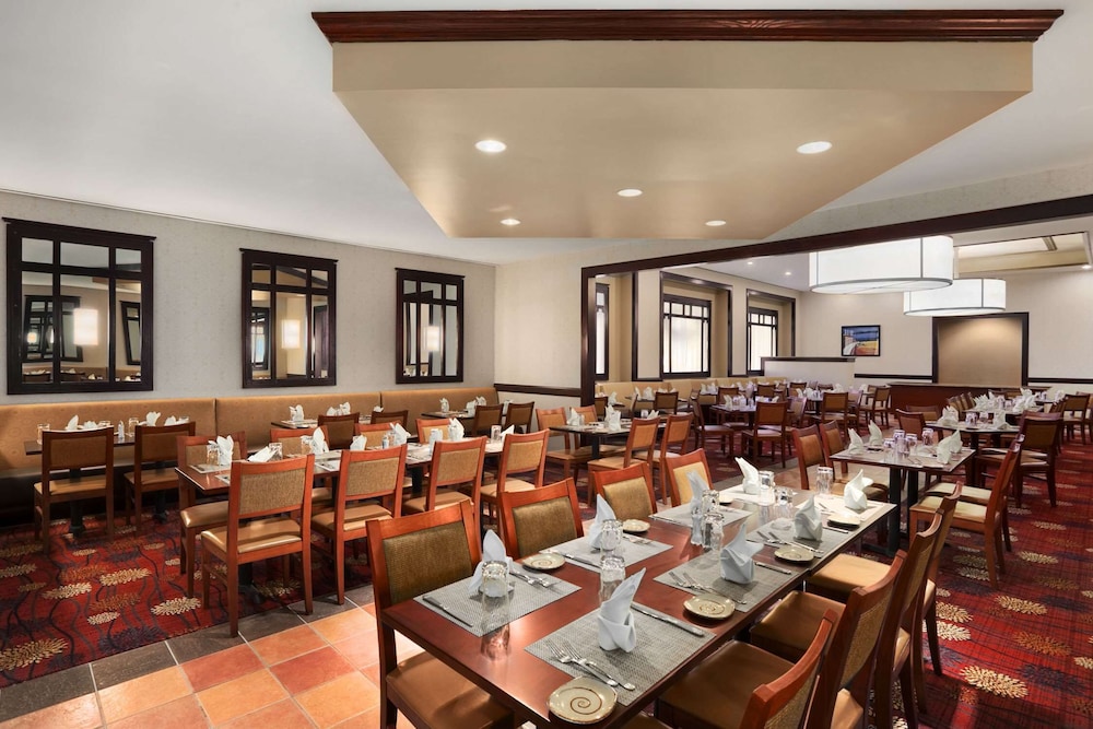 Embassy Suites by Hilton Chicago O'Hare Rosemont 55/64