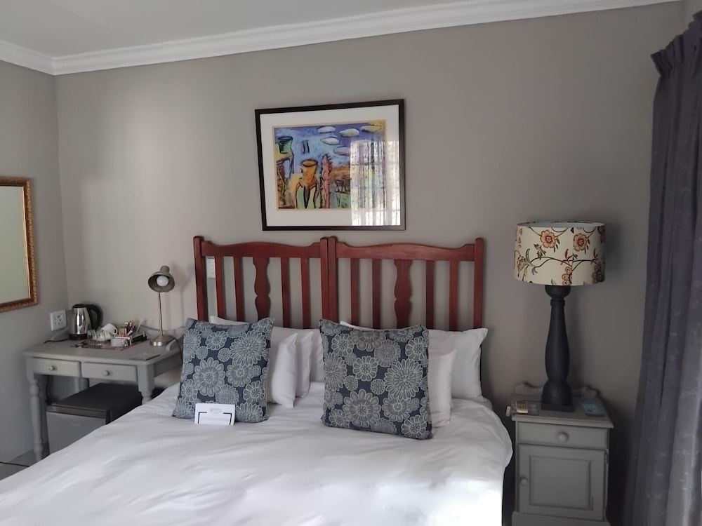Shangri-La Country Hotel 39/50