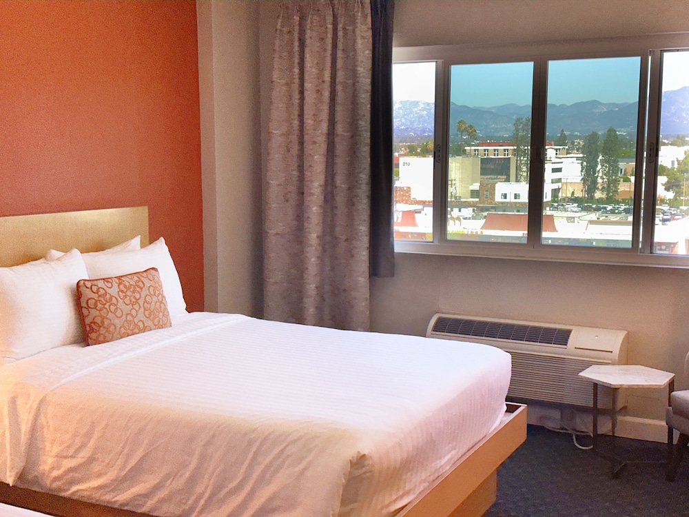 غرفة بسريرين كوين، Lincoln Hotel Monterey Park Los Angeles 7/10
