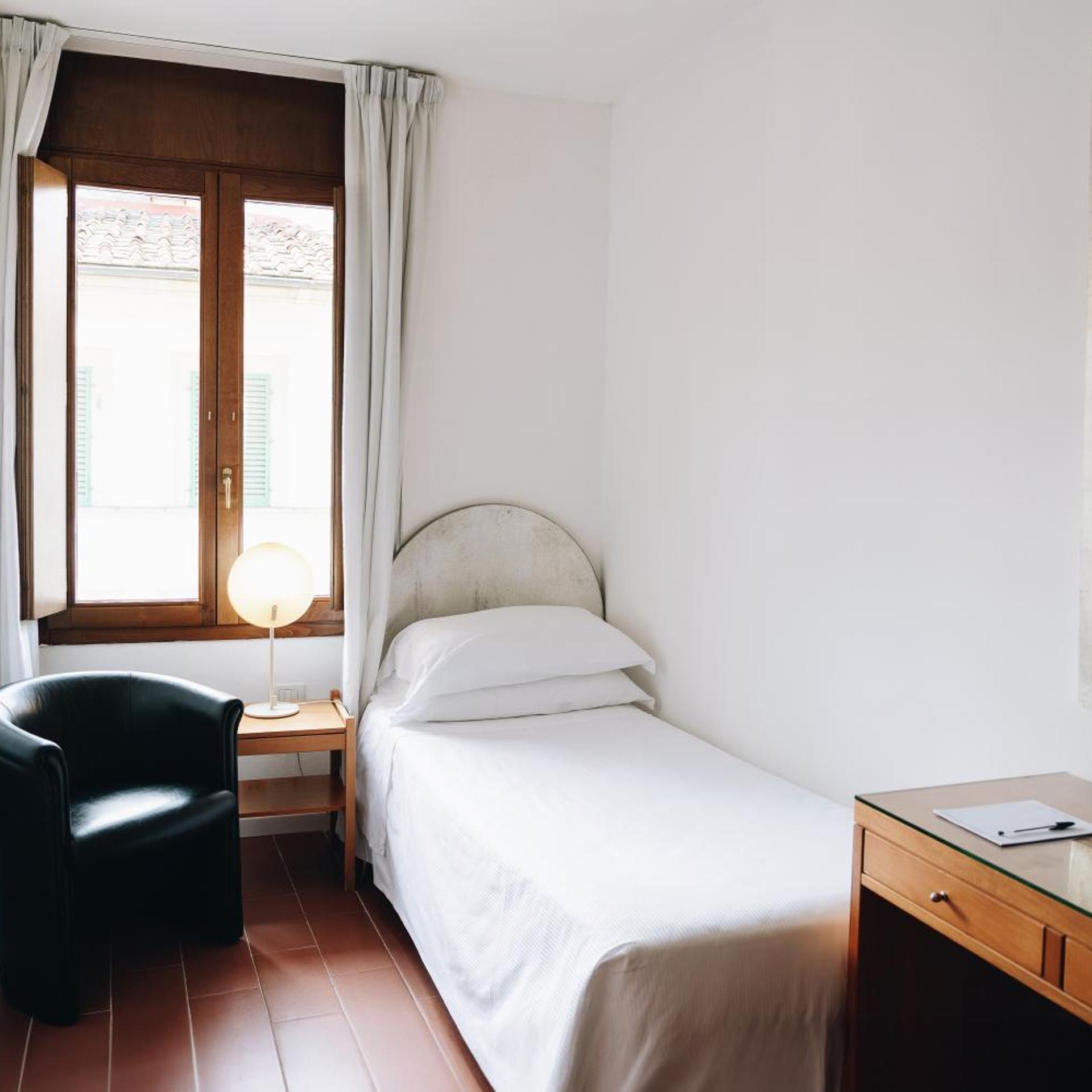 ROOM, SINGLE