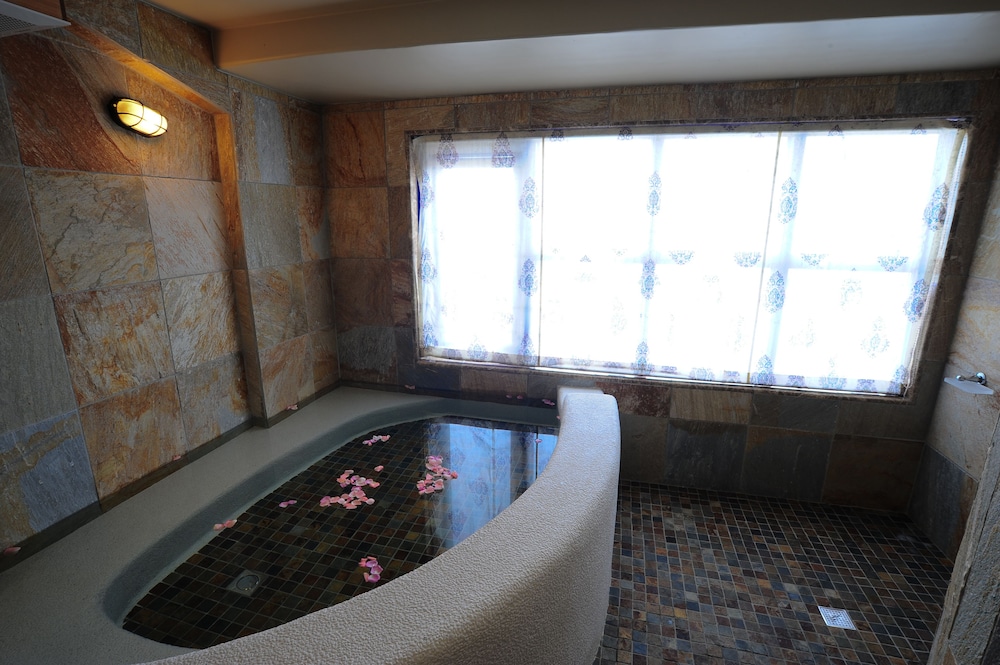 Chateau Villa 12/33