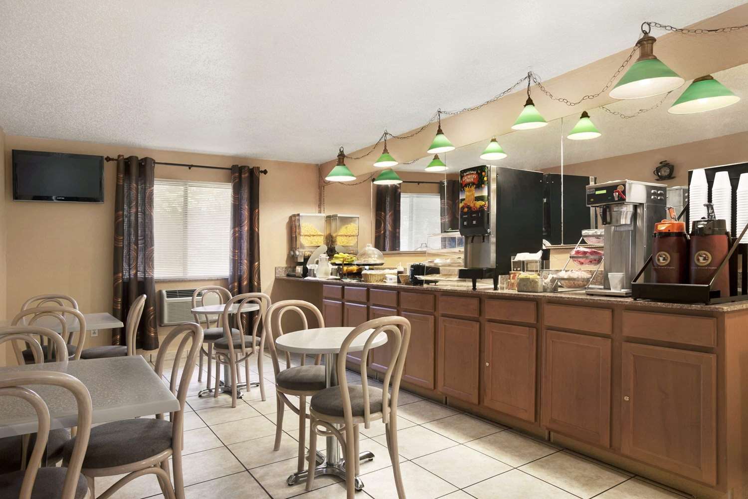 Travelodge By Wyndham Muskegon 5/8