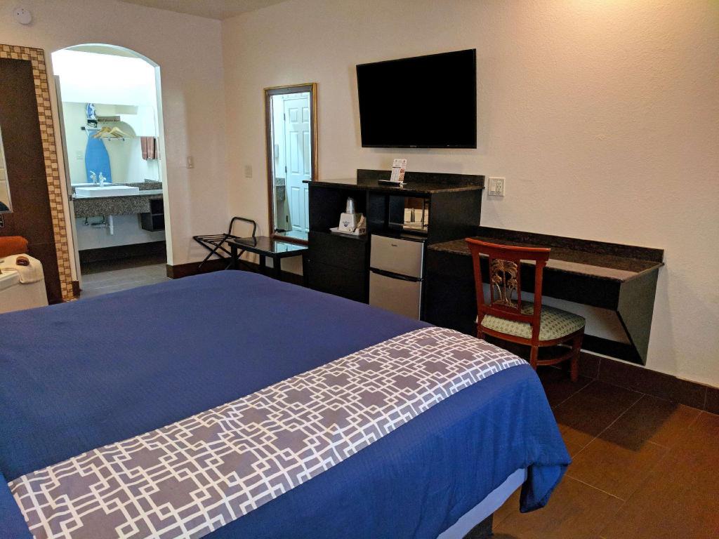 SUITE, KING BED, JETTED TUB