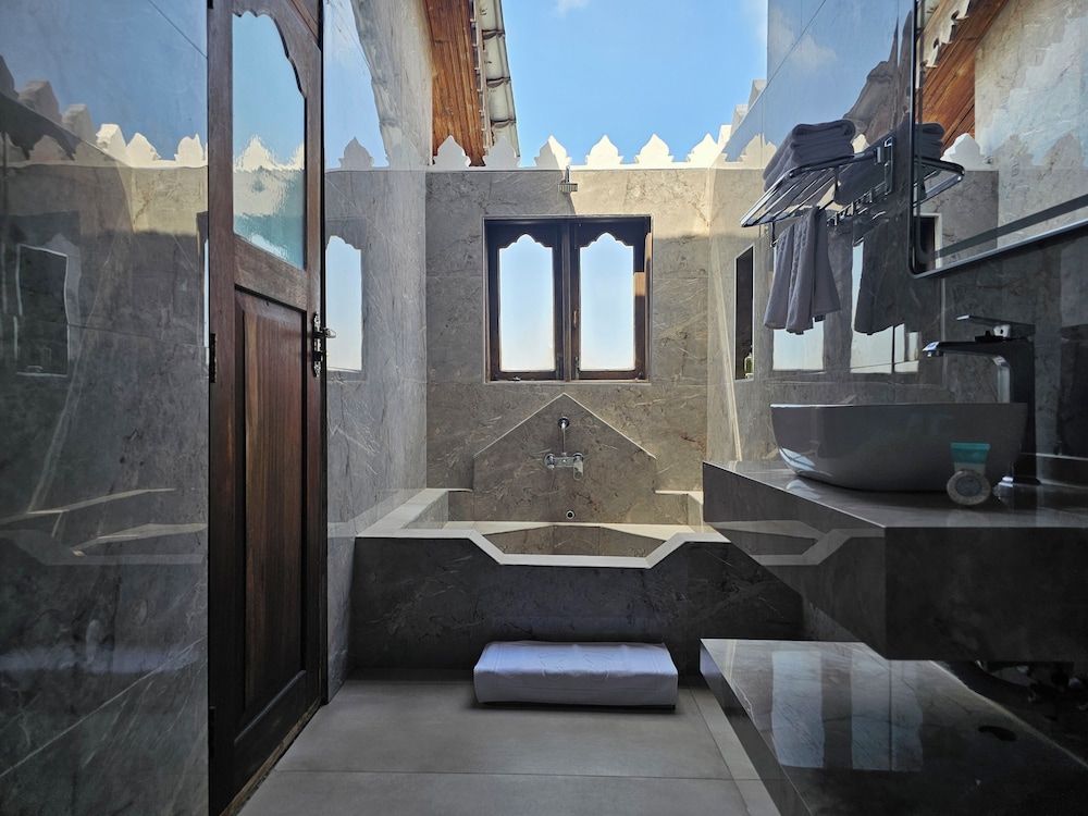 Dhow Palace Hotel 74/75
