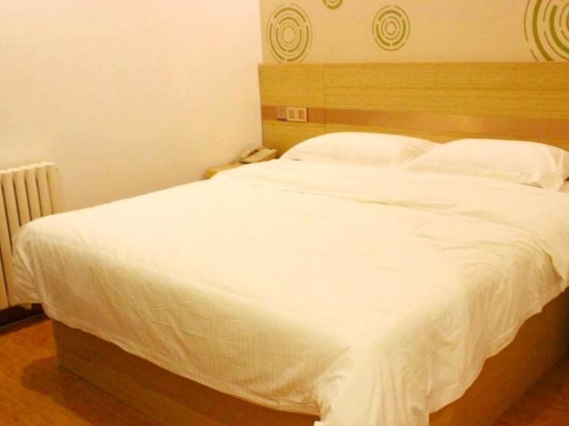 ROOM, DOUBLE BED, NO WINDOW