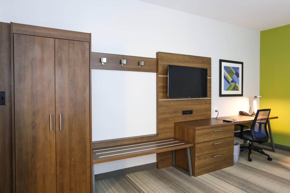 Holiday Inn Express Suites Houston Iah Beltway 8 33/65
