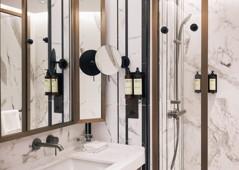 Page8, Page Hotels 61/63