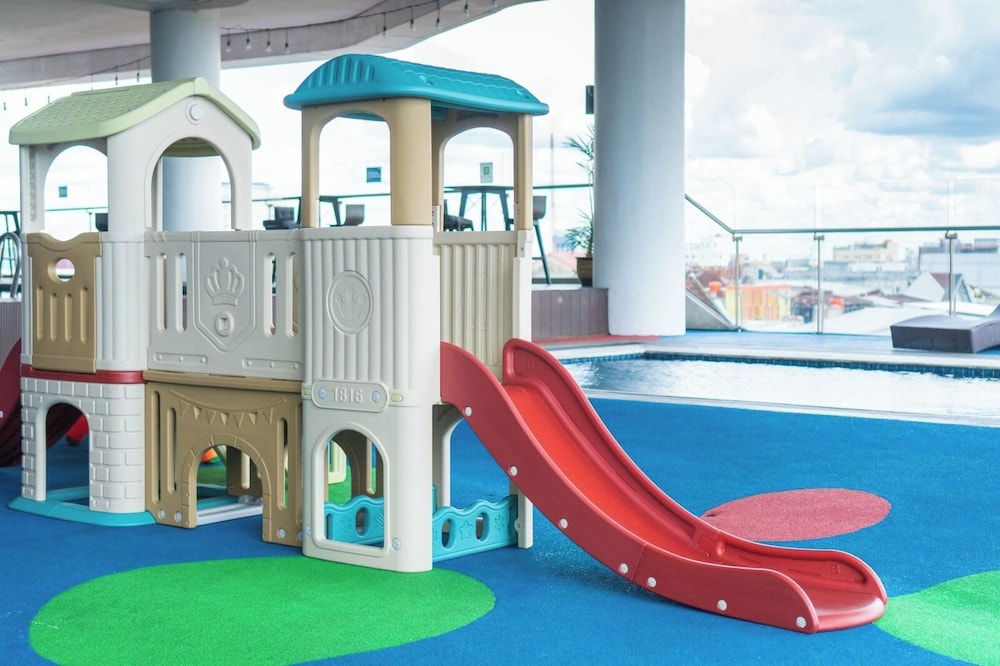Golden Tulip Pontianak 60/64