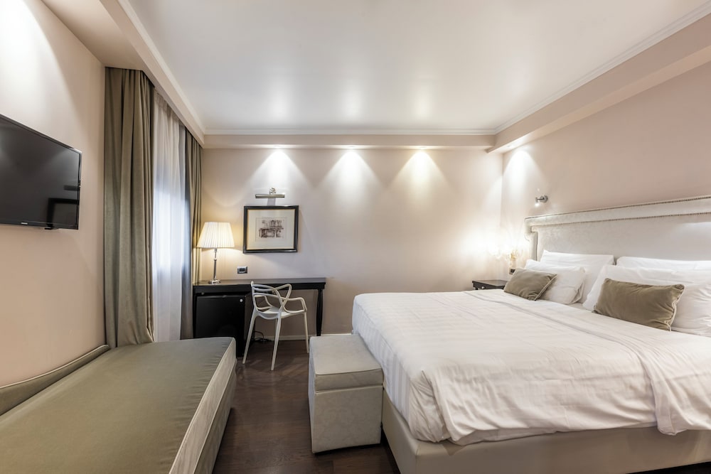 Junior Suite, Studio, 1 Queen and 1 Single Bed, Canal View