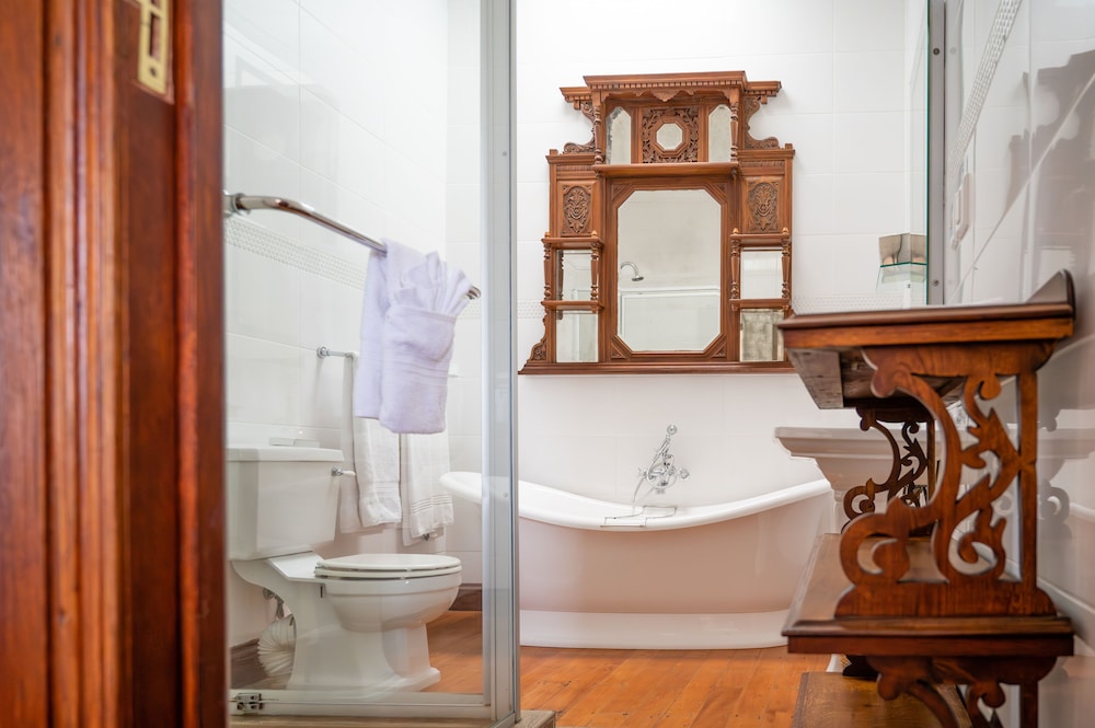 Madison Manor Boutique Hotel 70/72