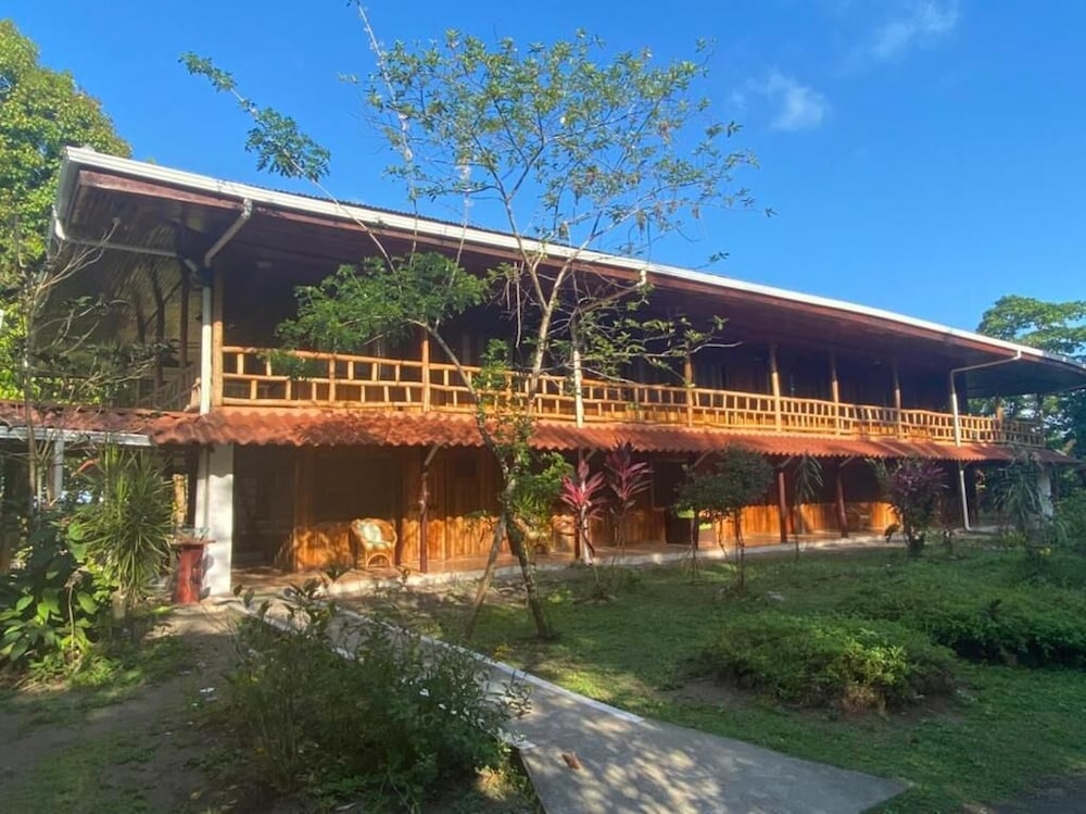 Miss Junies Lodge 2/44