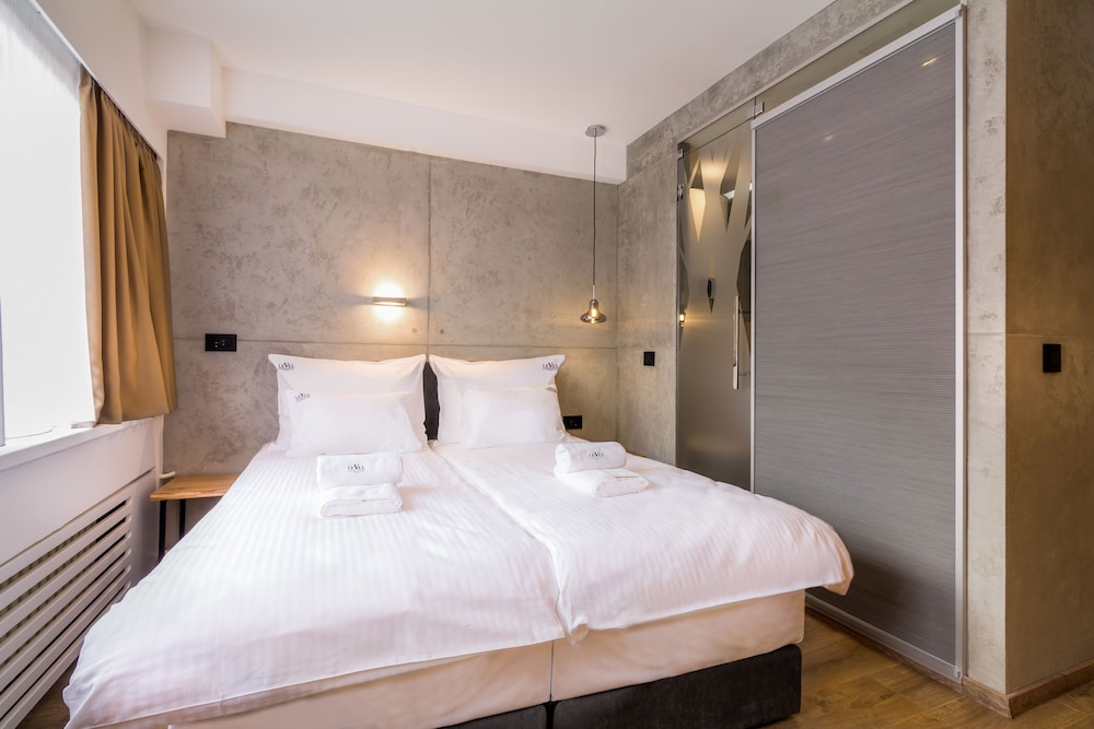 ROOM, DOUBLE OR TWIN BED
