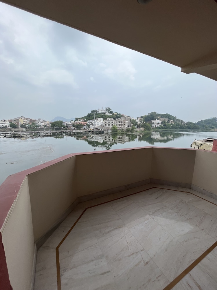 A Lake View Hotel Rajdarshan 41/49