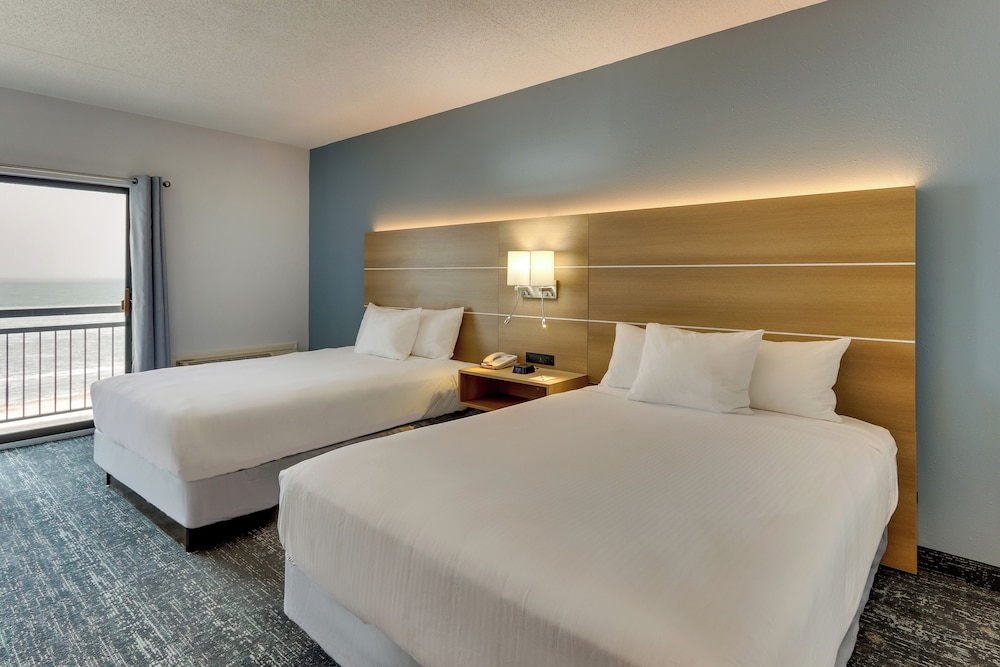 DELUXE, 2 QUEEN BEDS, BAY VIEW, BALCONY