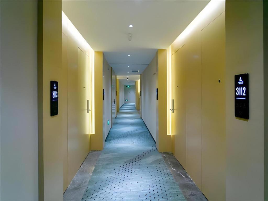 Lavande Hotel (Shenzhen Jingtian Metro Station) 45/46