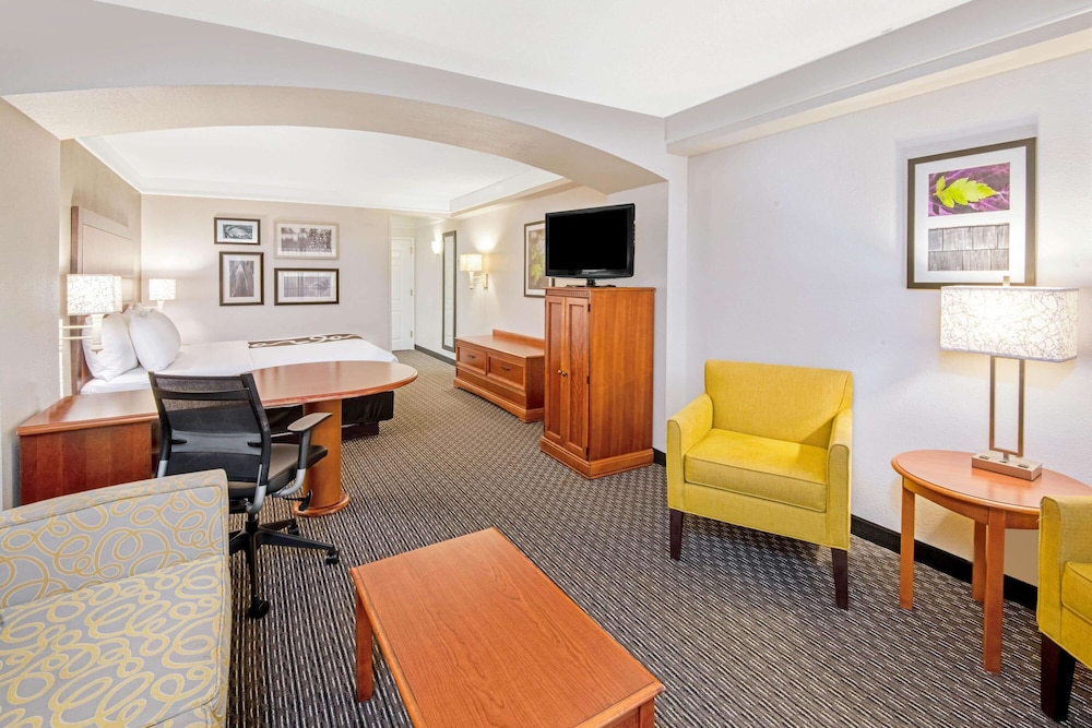 La Quinta Inn & Suites by Wyndham San Antonio Airport 40/63