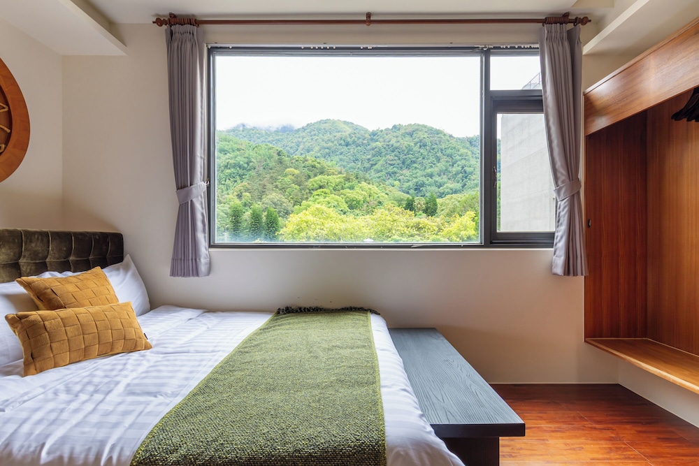 ROOM, QUADRUPLE, MOUNTAIN VIEW