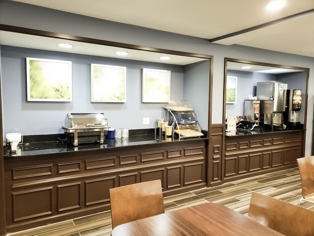 Days Inn and Suites by Wyndham Merrillville 18/28