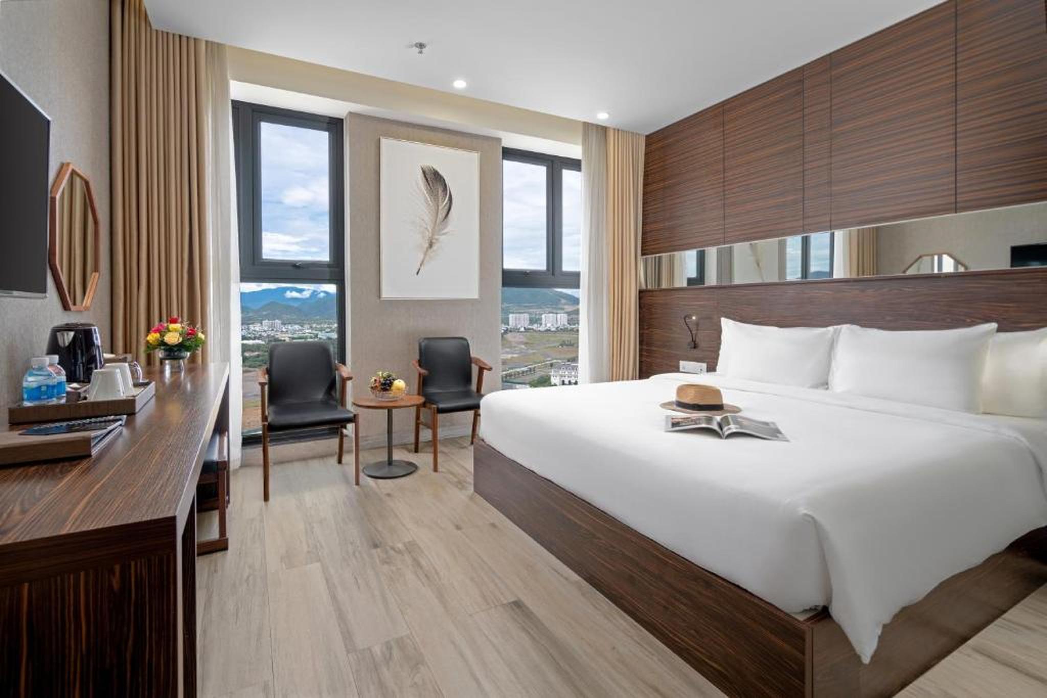 Family, Queen and Twin Beds, City View