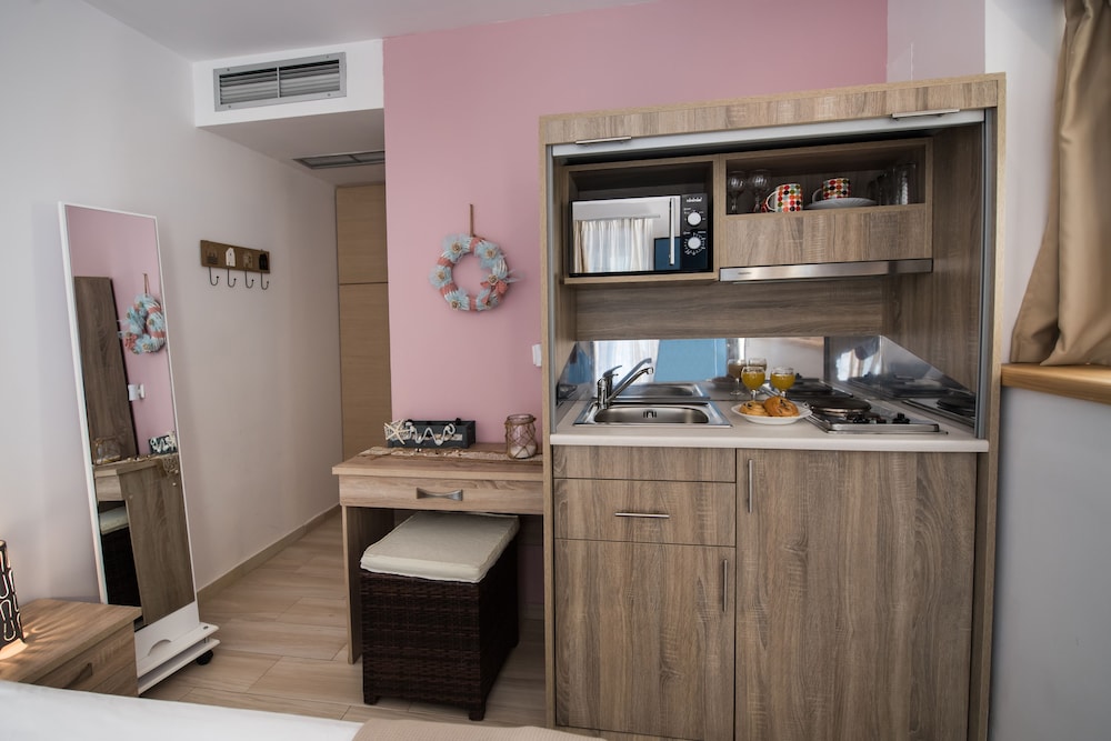 Ilianthos Apartments And Studios 50/50