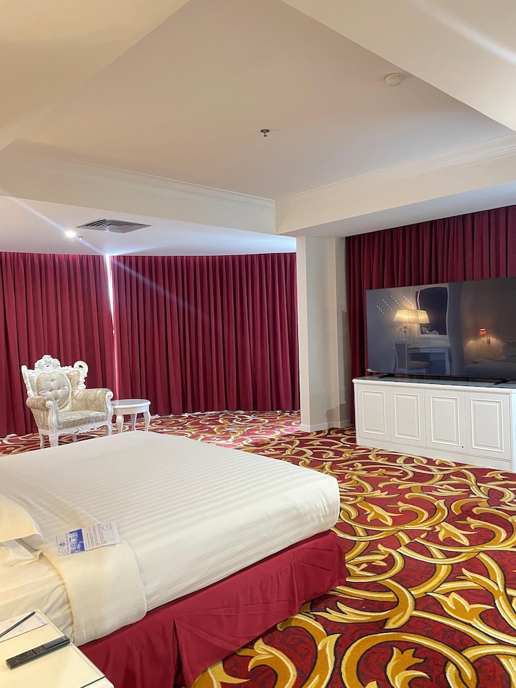 PALACE, SUITE
