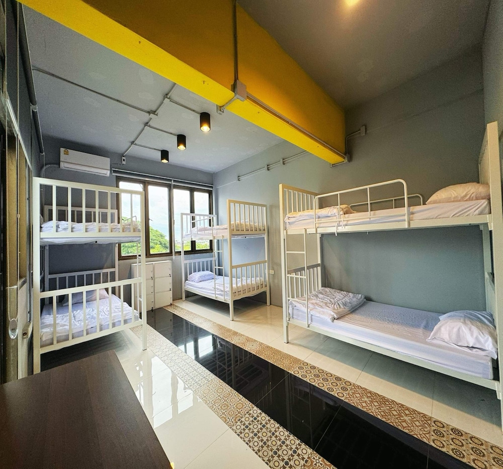 OYO 75465 Lucky Hostel (Huai Khwang) 16/30