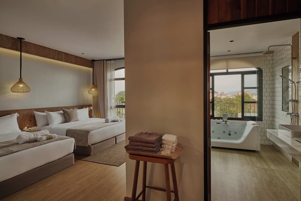 جناح عائلي بسرير كينج بإطلالة على الجبل بشرفة، The Motifs Eco Hotel 3/7