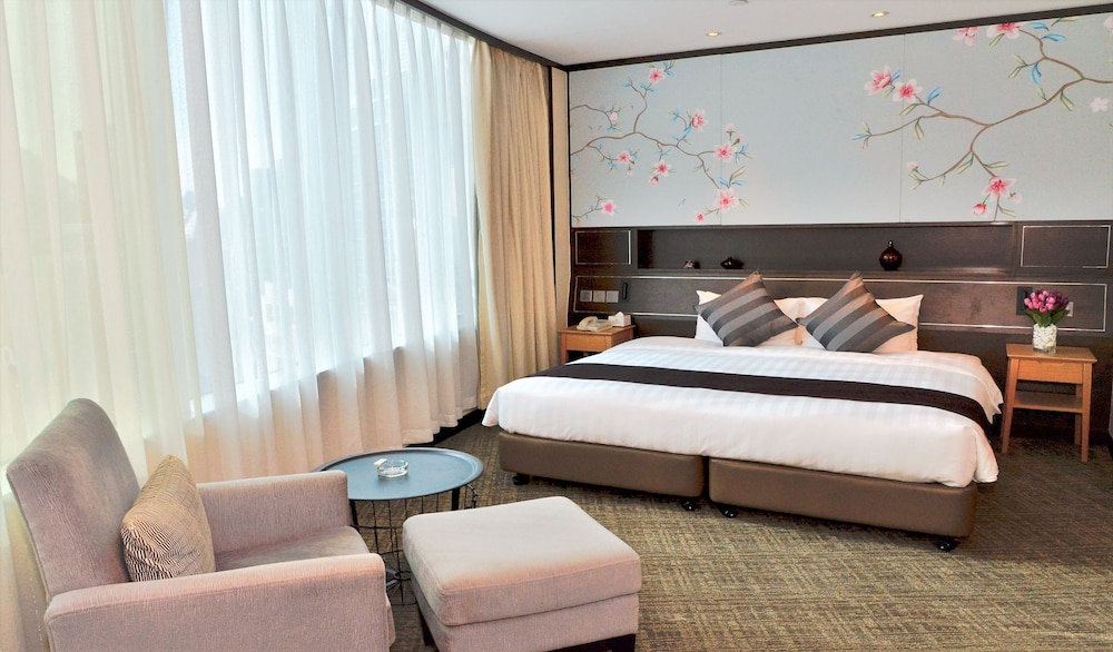 South Pacific Hotel 18/33