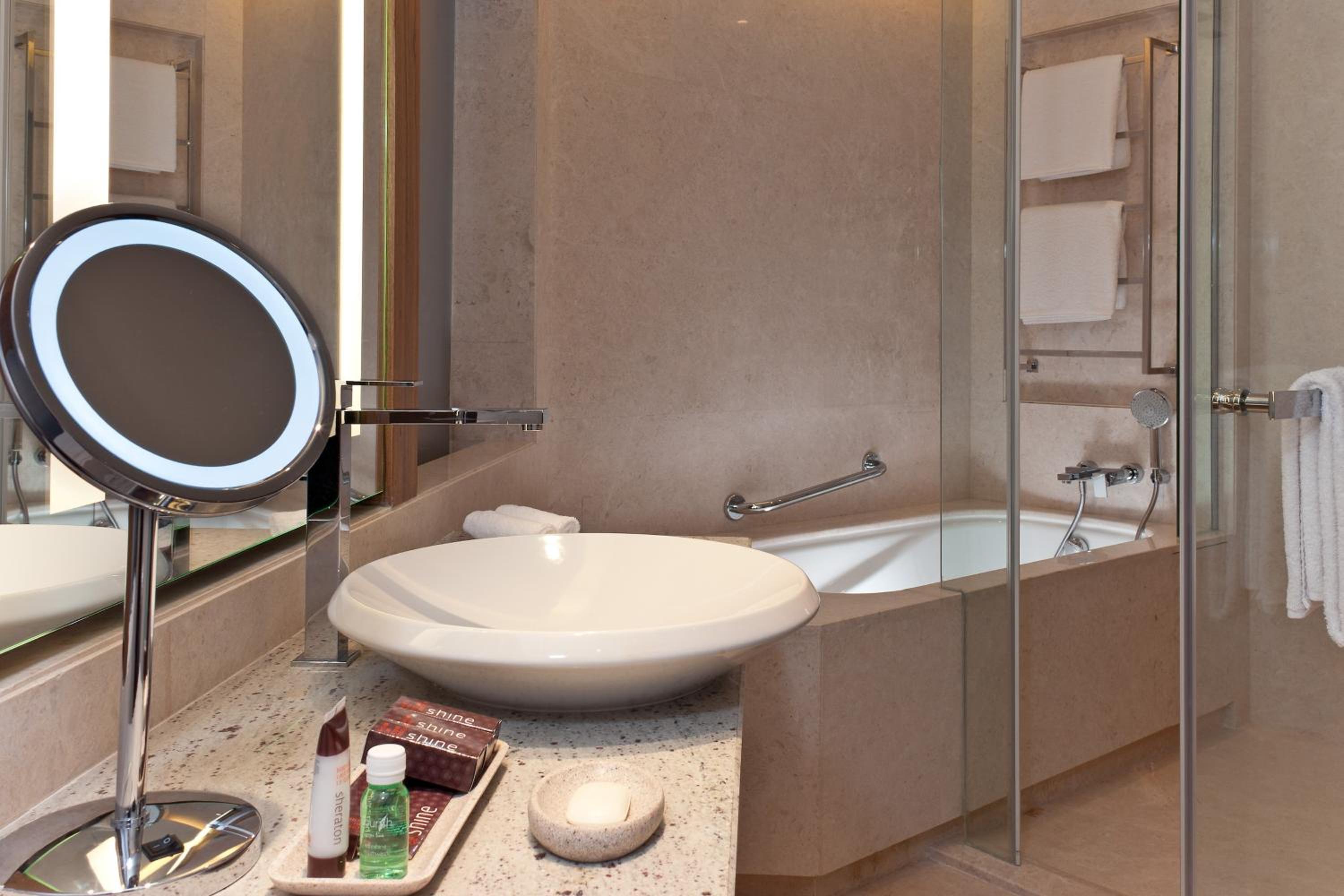 جناح بسرير كينج بغرفة نوم واحدة مع دخول صالة النادي، Sheraton Grand Bangalore Hotel At Brigade Gateway 3/3