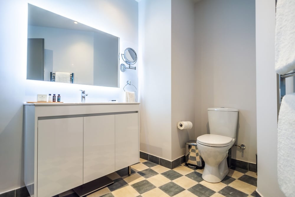 33 Solonos Suites 47/50