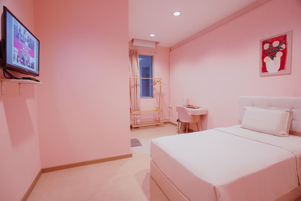 Pink Cabana Hotel 28/78