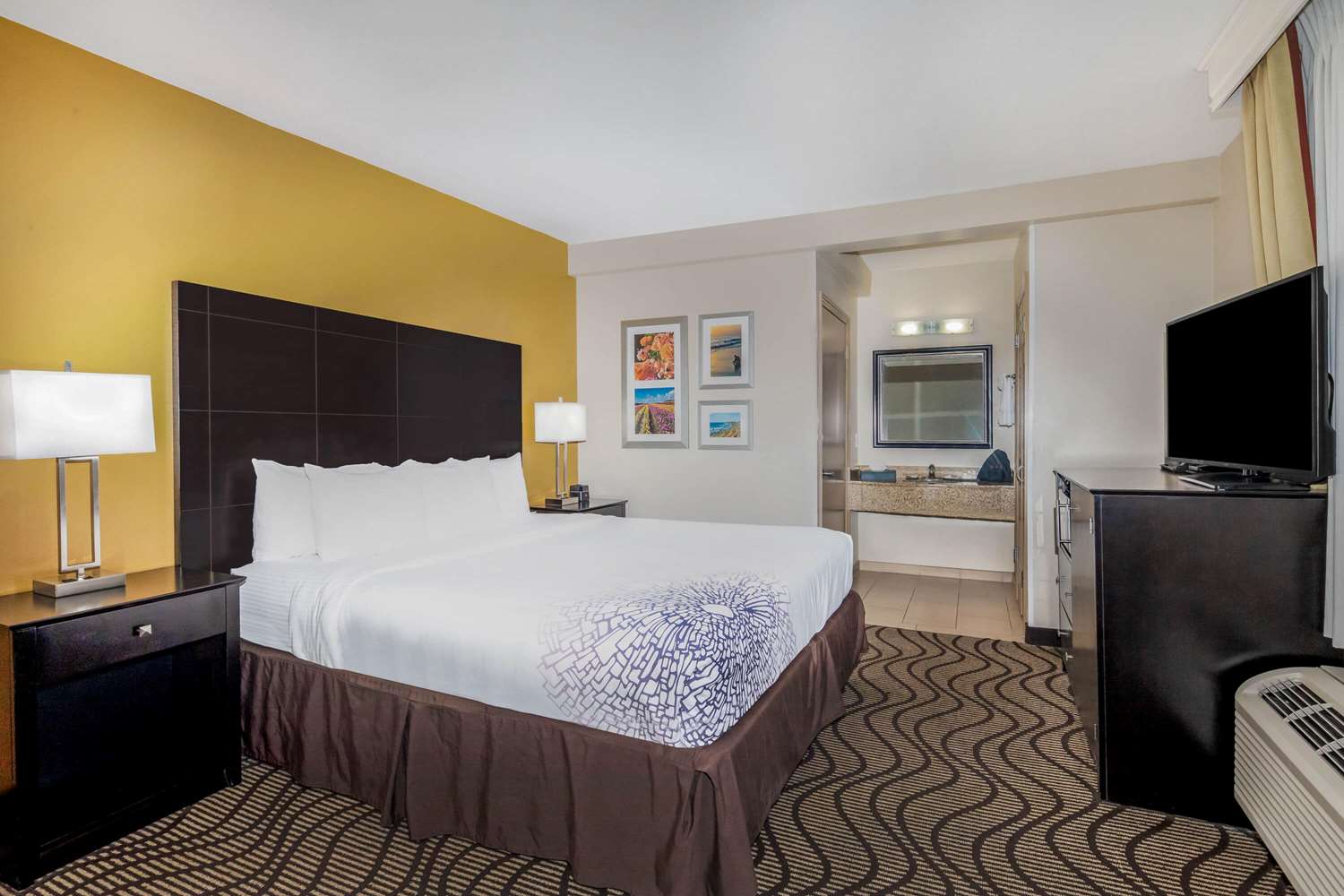 La Quinta Inn and Suites by Wyndham Carlsbad Legoland Area 13/22