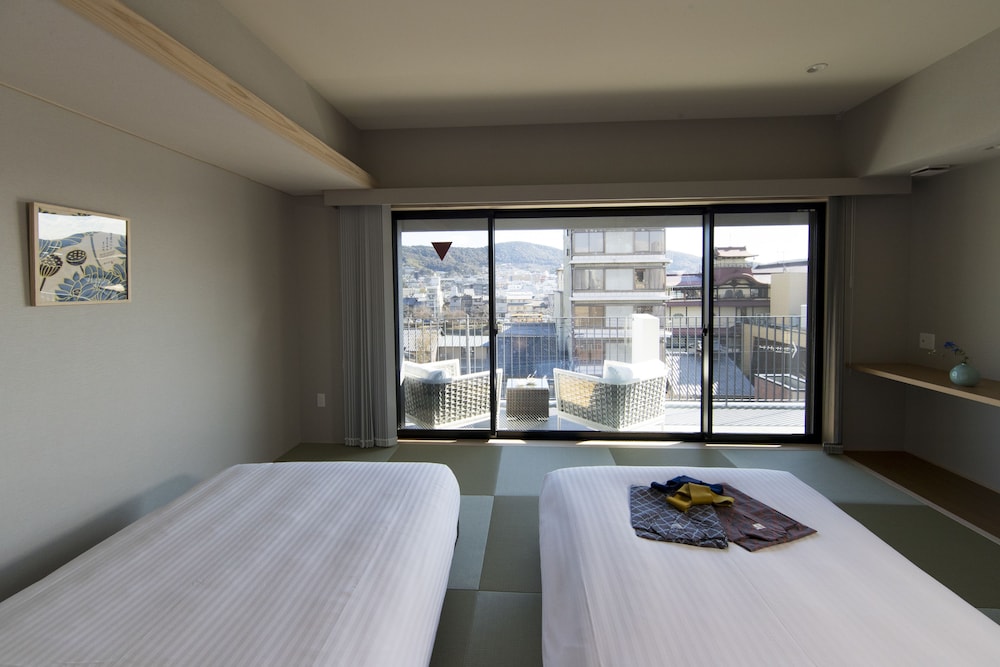 SUITE, TWIN BEDS, MOUNTAIN VIEW